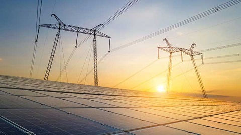 Redes eléctricas de alta tensión y paneles solares